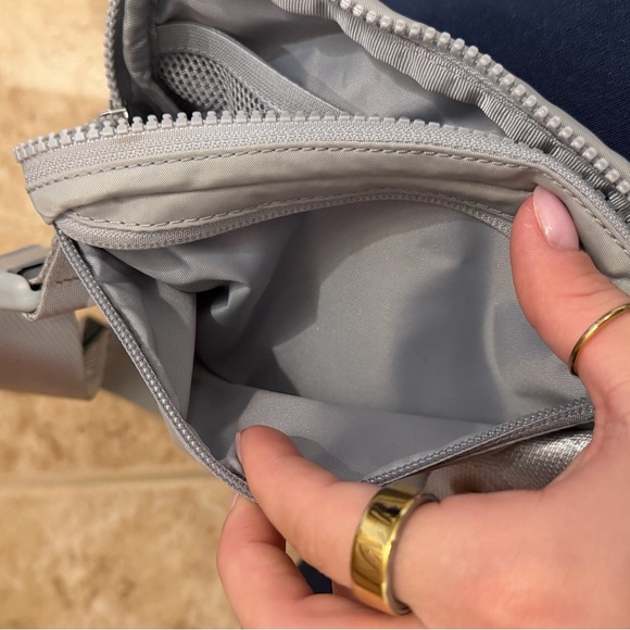 lululemon athletica women's Fanny pack / cross body - Picture 9 of 9